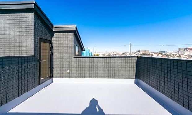 「ルーフバルコニー」リビングの延長線、スカイリビングのような雰囲気を楽しめる空間です。