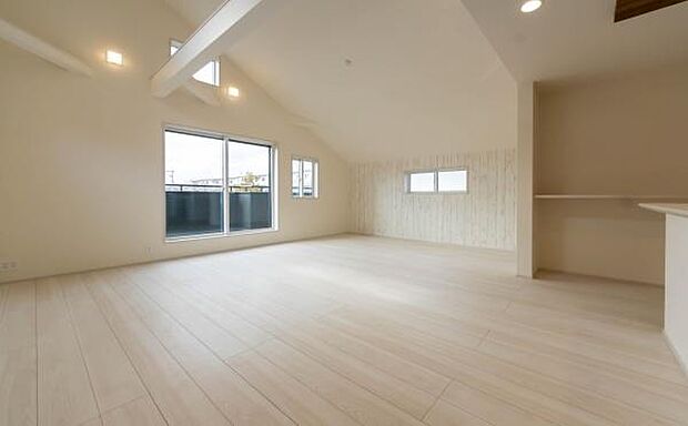 「家族が大好きなリビング」みんなが集まる広いリビング。みんなが大好きなリビングで家族団らん。みんなが集まるからこそ、一層の開放感を手にする素敵な住まい。