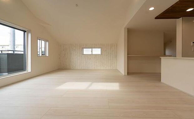 ワイドな窓から陽光がたっぷり入り、朝から家族の笑顔が輝くリビング。明るい空間がお子様の健やかな成長を優しく、温かく見守ります。