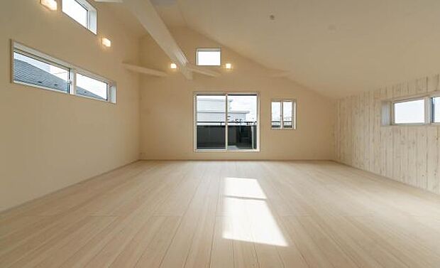 「家族が大好きなリビング」みんなが集まる広いリビング。みんなが大好きなリビングで家族団らん。みんなが集まるからこそ、一層の開放感を手にする素敵な住まい。