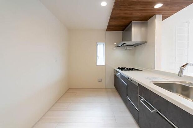 「全体を見渡せる安心感」家族の会話が弾む奥様に人気の高いカウンターキッチン、料理しながらお子様の様子の確認ができ移動しやすい広いキッチンスペースです。