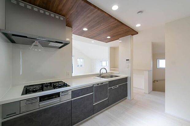 「全体を見渡せる安心感」家族の会話が弾む奥様に人気の高いカウンターキッチン、料理しながらお子様の様子の確認ができ移動しやすい広いキッチンスペースです。