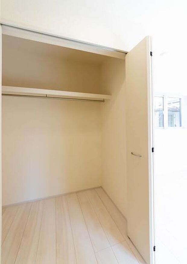 天井まで伸びる収納嬉しい収納力の高いクローゼット付き。天井付近までしっかりと収納ができる使い勝手の良いクローゼット。