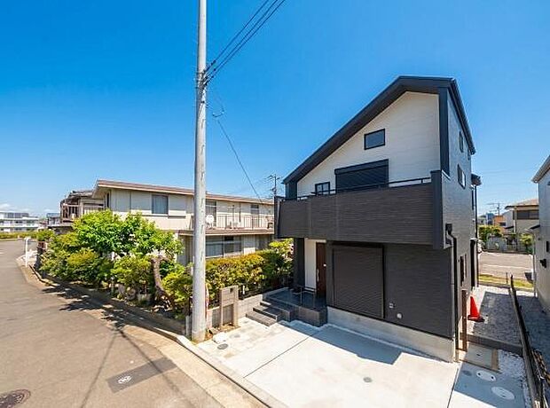 スタイリッシュな外観。暮らしやすさを追求した設計と、心地よい光が差し込む新築戸建です。