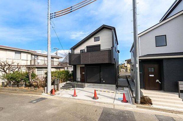 スタイリッシュな外観。暮らしやすさを追求した設計と、心地よい光が差し込む新築戸建です。