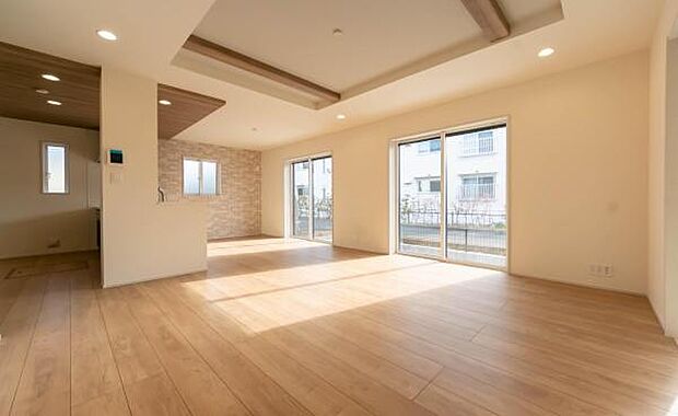 ワイドな窓から陽光がたっぷり入り、朝から家族の笑顔が輝くリビング。明るい空間がお子様の健やかな成長を優しく、温かく見守ります。