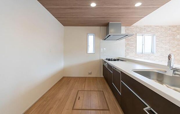 「全体を見渡せる安心感」家族の会話が弾む奥様に人気の高いカウンターキッチン、料理しながらお子様の様子の確認ができ移動しやすい広いキッチンスペースです。