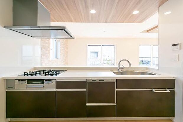 「広々ワイドサイズなシステムキッチン」せっかくのお料理空間。毎日の事だから広々システムキッチン。