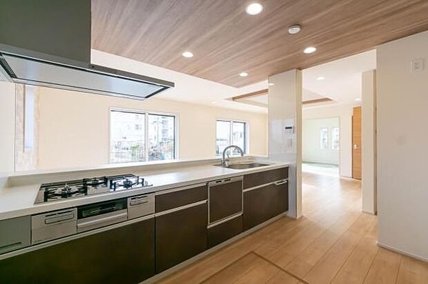 「全体を見渡せる安心感」家族の会話が弾む奥様に人気の高いカウンターキッチン、料理しながらお子様の様子の確認ができ移動しやすい広いキッチンスペースです。