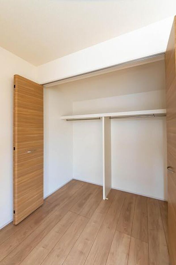天井まで伸びる収納嬉しい収納力の高いクローゼット付き。天井付近までしっかりと収納ができる使い勝手の良いクローゼット。