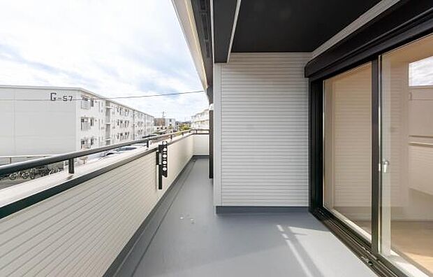 「清々しいバルコニー」広々としたバルコニーは陽当たりはもちろん、解放感や眺望も楽しめます。碧空を満喫し心が透きとおる。癒される心地よい空間。