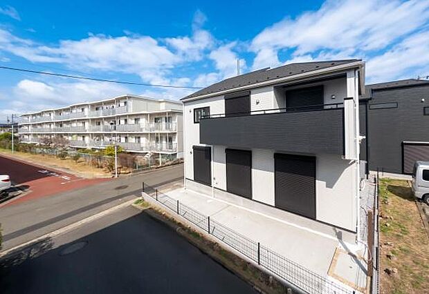 「開放感溢れる住まい」家と家の間隔が広くプライバシーが高く、しゃべり声に気使うことなく、思い切りプライベートの時間を家族と楽しむ。陽当たりの良い住まい。