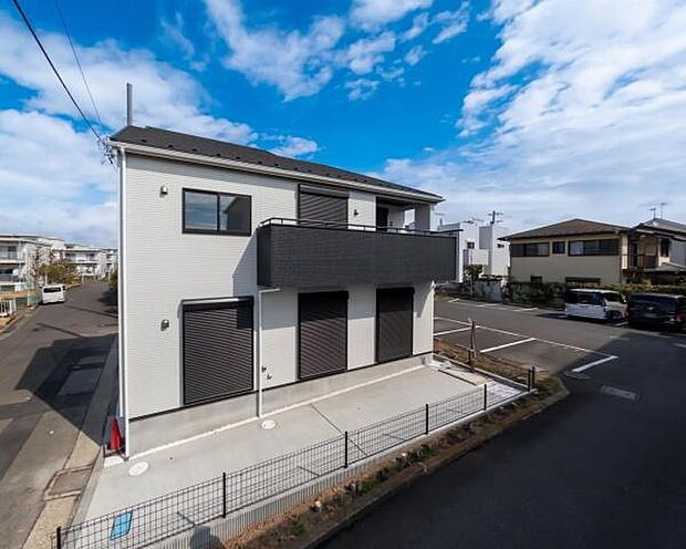 青空に美しく映えるスタイリッシュな外観。カースペースを完備した、穏やかな住環境で新しい生活を始めませんか。