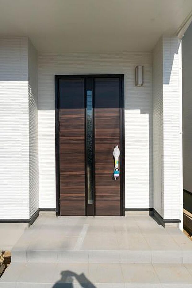 「おかえり」と「いってらっしゃい」を優しく包み込む、明るく広々とした玄関。家族の毎日が、ここから気持ちよく始まります。