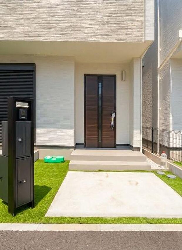 「おかえり」と「いってらっしゃい」を優しく包み込む、明るく広々とした玄関。家族の毎日が、ここから気持ちよく始まります。