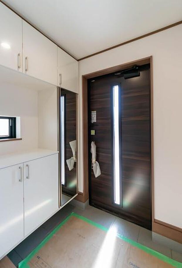 「おかえり」と「いってらっしゃい」を優しく包み込む、明るく広々とした玄関。家族の毎日が、ここから気持ちよく始まります。