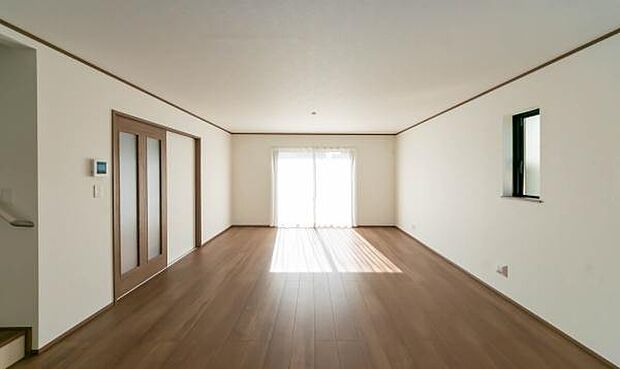 「家族が大好きなリビング」みんなが集まる広いリビング。みんなが大好きなリビングで家族団らん。みんなが集まるからこそ、一層の開放感を手にする素敵な住まい。