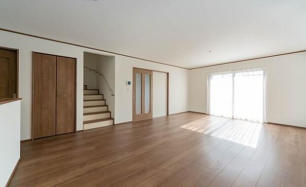 ワイドな窓から陽光がたっぷり入り、朝から家族の笑顔が輝くリビング。明るい空間がお子様の健やかな成長を優しく、温かく見守ります。