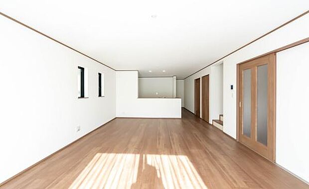 「家族が大好きなリビング」みんなが集まる広いリビング。みんなが大好きなリビングで家族団らん。みんなが集まるからこそ、一層の開放感を手にする素敵な住まい。