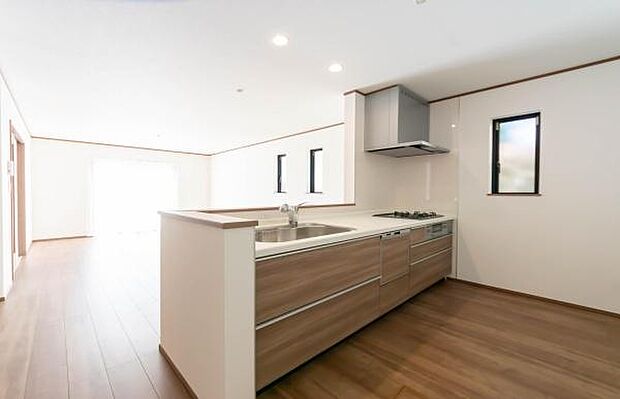 「全体を見渡せる安心感」家族の会話が弾む奥様に人気の高いカウンターキッチン、料理しながらお子様の様子の確認ができ移動しやすい広いキッチンスペースです。