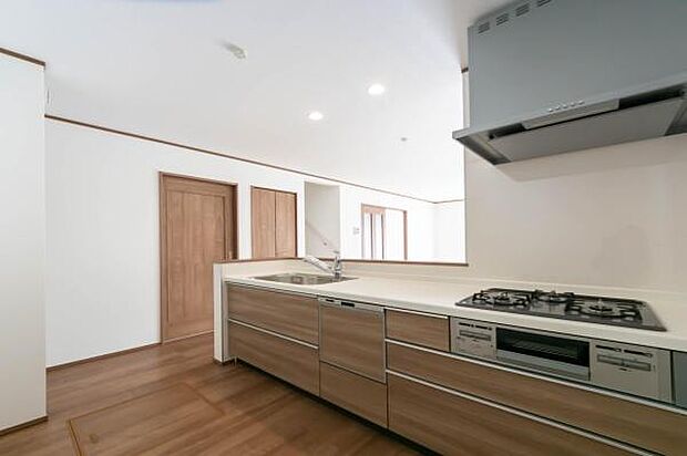 「全体を見渡せる安心感」家族の会話が弾む奥様に人気の高いカウンターキッチン、料理しながらお子様の様子の確認ができ移動しやすい広いキッチンスペースです。