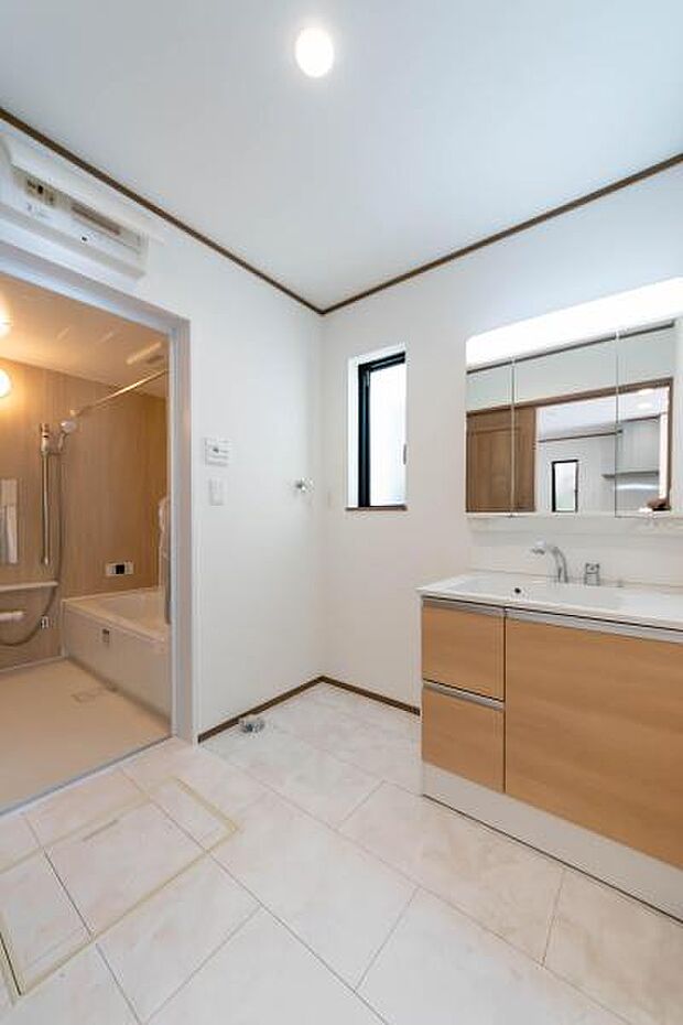 清潔感あふれるスタイリッシュな洗面空間。三面鏡裏の収納やゆとりある足元スペースなど、忙しい朝の準備を快適にサポート。