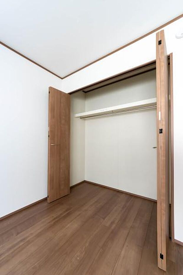 天井まで伸びる収納嬉しい収納力の高いクローゼット付き。天井付近までしっかりと収納ができる使い勝手の良いクローゼット。