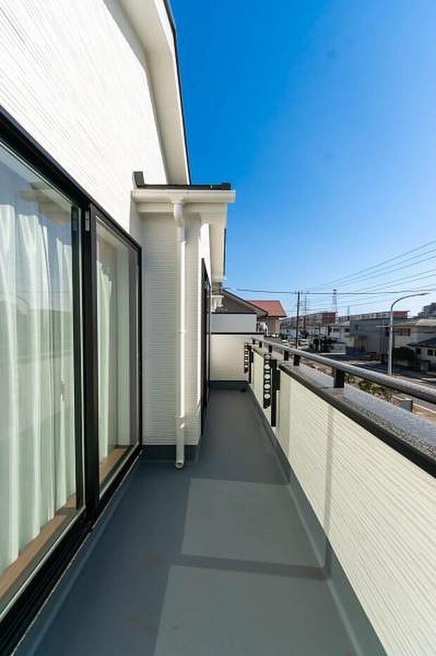 「清々しいバルコニー」広々としたバルコニーは陽当たりはもちろん、解放感や眺望も楽しめます。碧空を満喫し心が透きとおる。癒される心地よい空間。