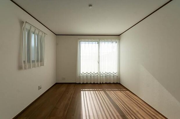 「陽の恵み」　爽やかな陽ざしを感じられる日当たりの良い洋室早起き爽やか、元気な一日に大切な陽の恵み