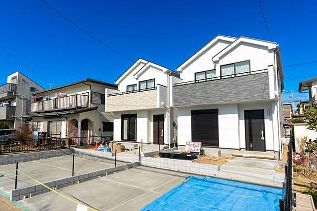 青空に美しく映えるスタイリッシュな外観。カースペースを完備した、穏やかな住環境で新しい生活を始めませんか。