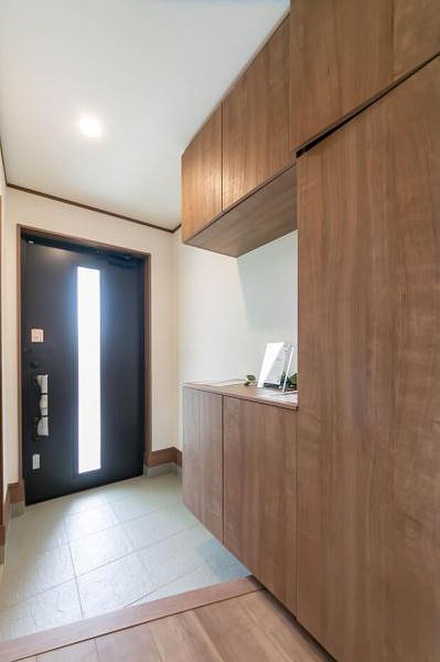 「おかえり」と「いってらっしゃい」を優しく包み込む、明るく広々とした玄関。家族の毎日が、ここから気持ちよく始まります。