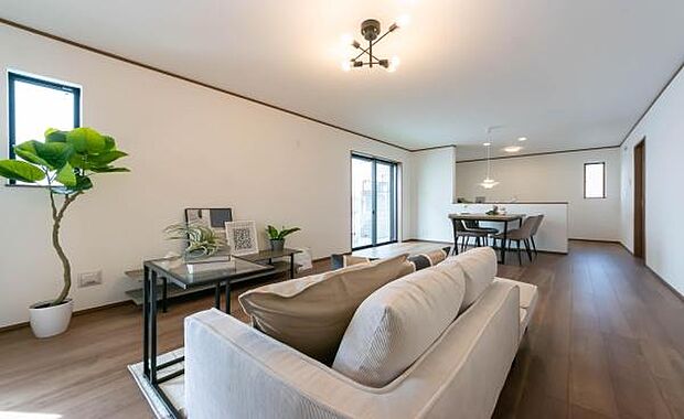 「家族が大好きなリビング」みんなが集まる広いリビング。みんなが大好きなリビングで家族団らん。みんなが集まるからこそ、一層の開放感を手にする素敵な住まい。