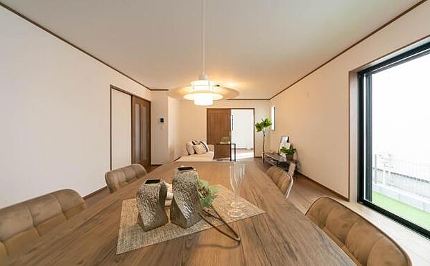 「家族が大好きなリビング」みんなが集まる広いリビング。みんなが大好きなリビングで家族団らん。みんなが集まるからこそ、一層の開放感を手にする素敵な住まい。