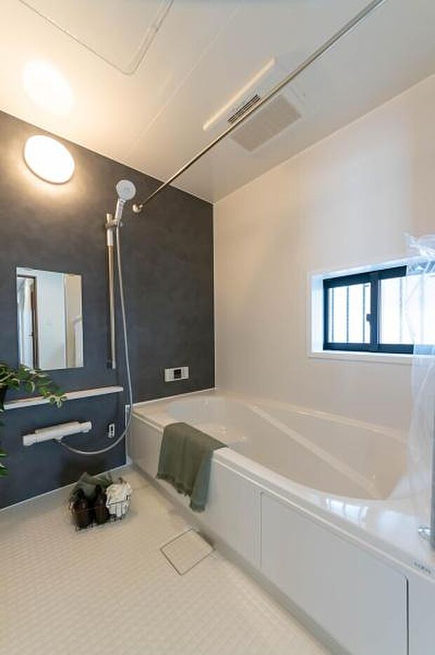 清潔感あふれる爽やかなバスルーム。ゆったりとした浴槽で、毎日の疲れを癒やすリラックスタイムを。