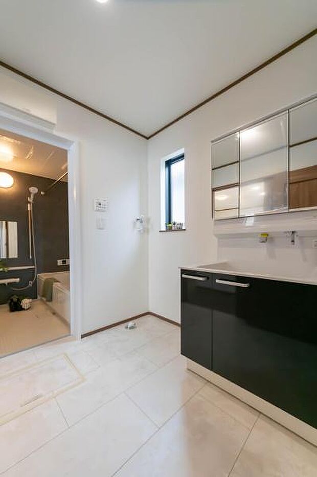 一日の疲れを解き放つ、温もり溢れる癒しの空間。広々とした浴槽と明るい窓が開放感を演出し、親子でゆったりリラックスした時間を過ごせます。