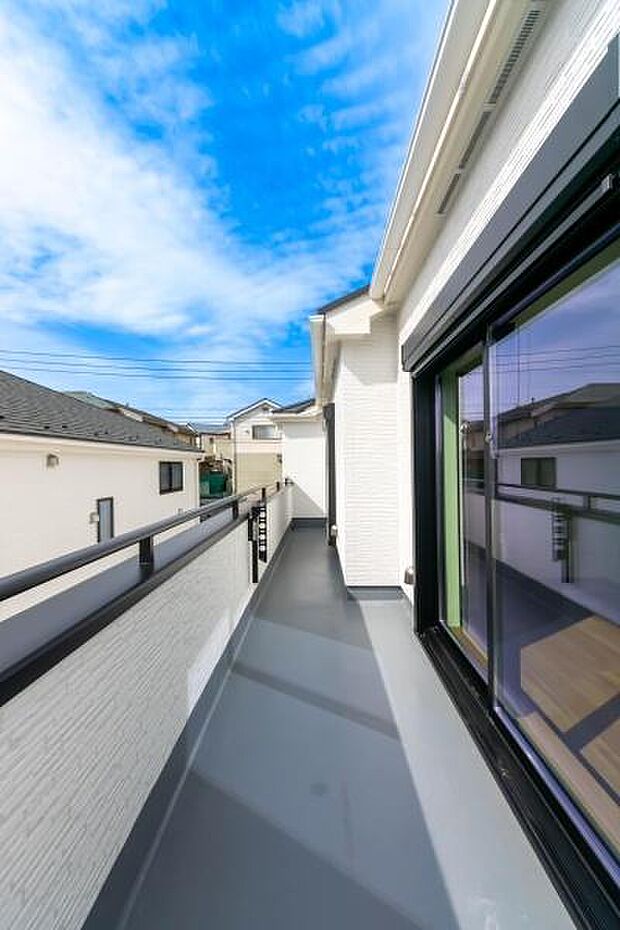 「清々しいバルコニー」広々としたバルコニーは陽当たりはもちろん、解放感や眺望も楽しめます。碧空を満喫し心が透きとおる。癒される心地よい空間。