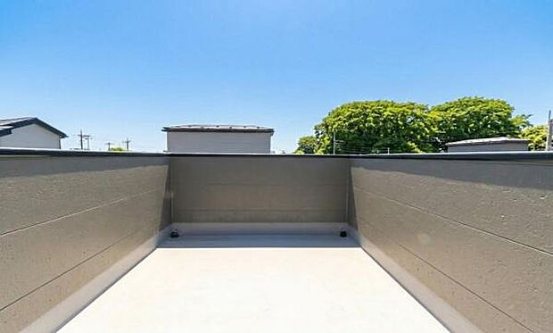「大型スカイバルコニー」陽ざしがたっぷり降り注ぐ、広々としたバルコニー付き住まい。