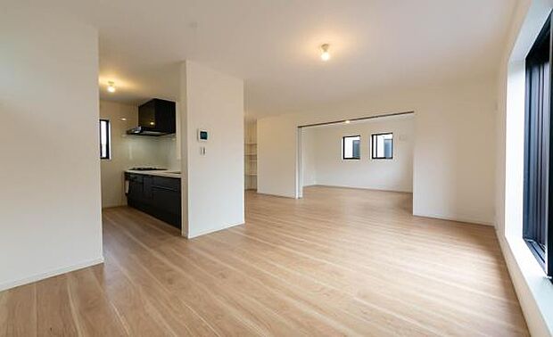 心地よい風が吹き抜ける、ゆとりあるLDK。この広い空間でどんな思い出を作りますか?未来の幸せな生活イメージが膨らむ理想の空間です。