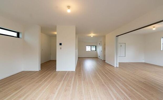 上質な素材感に包まれる、こだわりを凝縮したリビング。大きな窓から光が入り、開放感あふれる日常を演出します。