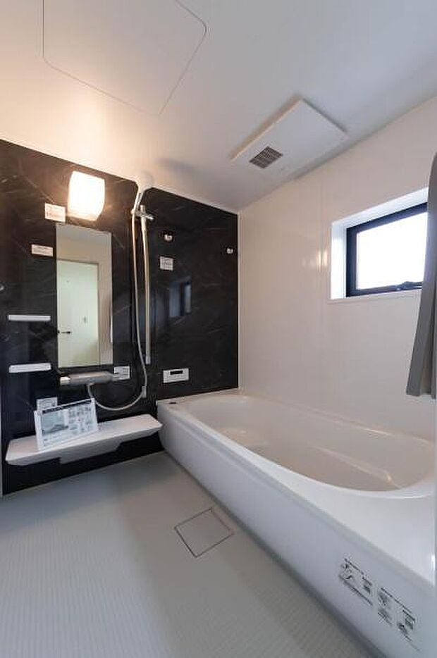 清潔感あふれる爽やかなバスルーム。ゆったりとした浴槽で、毎日の疲れを癒やすリラックスタイムを。