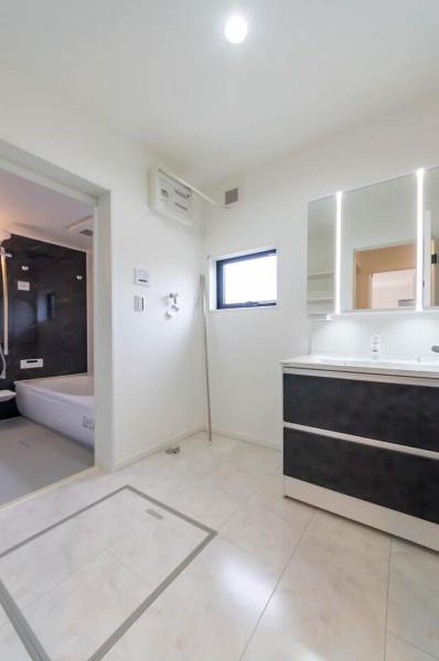 一日の疲れを解き放つ、温もり溢れる癒しの空間。広々とした浴槽と明るい窓が開放感を演出し、親子でゆったりリラックスした時間を過ごせます。