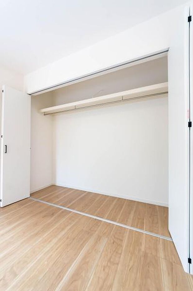天井まで伸びる収納嬉しい収納力の高いクローゼット付き。天井付近までしっかりと収納ができる使い勝手の良いクローゼット。
