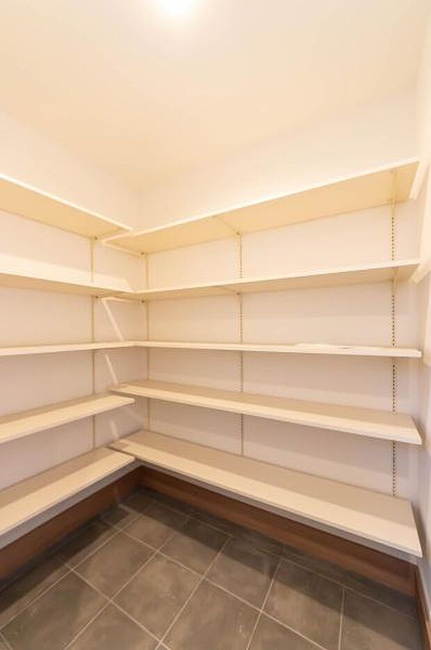 「シューズクローク付き」「玄関に靴がいっぱいで、出入りしにくい」こんなお悩みを解決するのが、「シューズクローク」です。