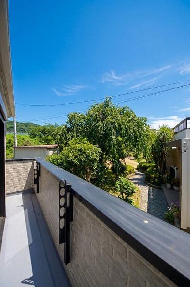 「清々しいバルコニー」広々としたバルコニーは陽当たりはもちろん、解放感や眺望も楽しめます。碧空を満喫し心が透きとおる。癒される心地よい空間。