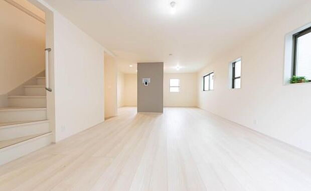 「家族が大好きなリビング」みんなが集まる広いリビング。みんなが大好きなリビングで家族団らん。みんなが集まるからこそ、一層の開放感を手にする素敵な住まい。