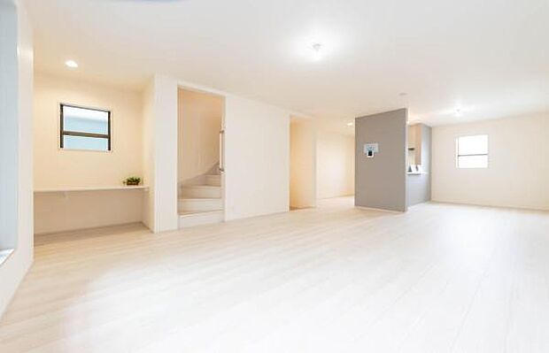 上質な素材感に包まれる、こだわりを凝縮したリビング。大きな窓から光が入り、開放感あふれる日常を演出します。