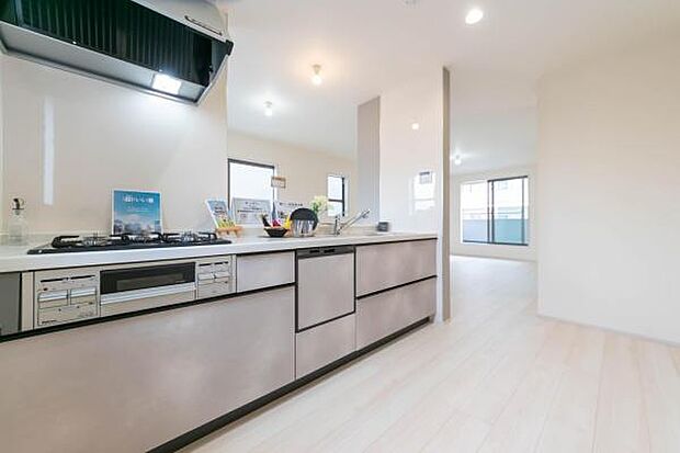 「全体を見渡せる安心感」家族の会話が弾む奥様に人気の高いカウンターキッチン、料理しながらお子様の様子の確認ができ移動しやすい広いキッチンスペースです。