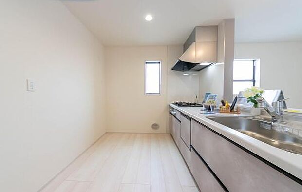 「広々ワイドサイズなシステムキッチン」せっかくのお料理空間。毎日の事だから広々システムキッチン。