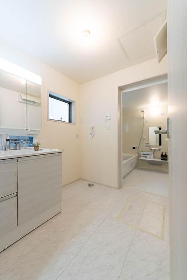 高級感漂うワイドな洗面化粧台。三面鏡裏の収納やゆとりある足元スペースで、忙しい朝の身支度もスムーズに整います。