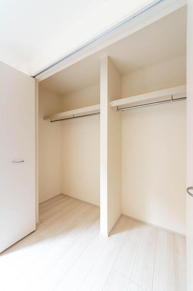 天井まで伸びる収納嬉しい収納力の高いクローゼット付き。天井付近までしっかりと収納ができる使い勝手の良いクローゼット。